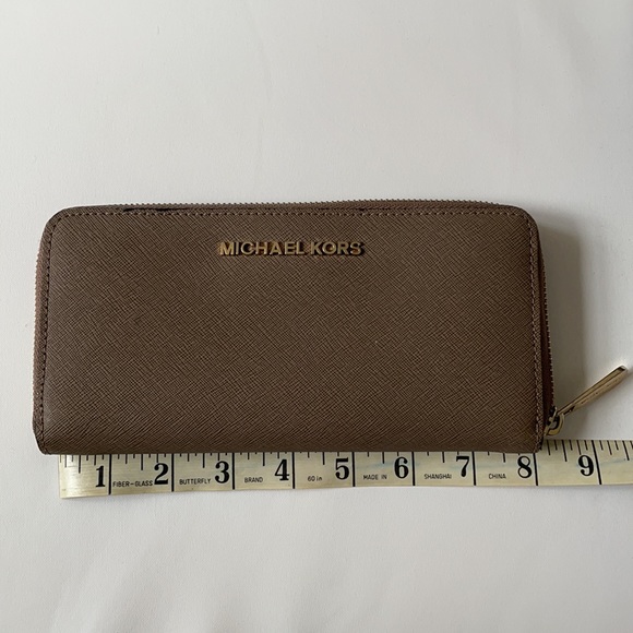 BRAND NEW! Michael Kors full zip around wallet. - Picture 3 of 5